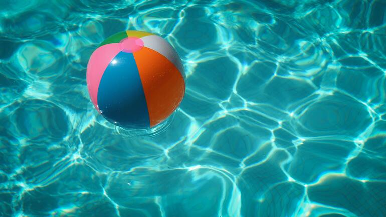 Pool mit buntem Wasserball